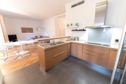 Superbe appartement avec jardin piscine, garage