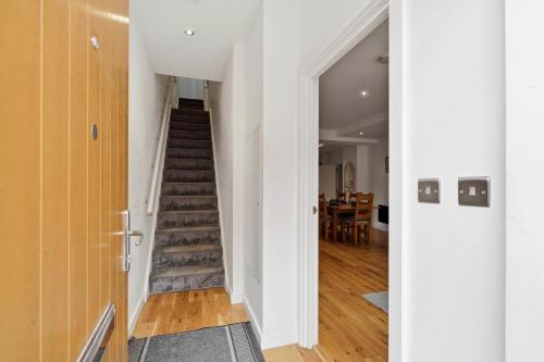 Modern house in Birmingham photo 17