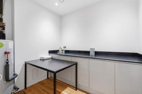 Modern house in Birmingham photo 20
