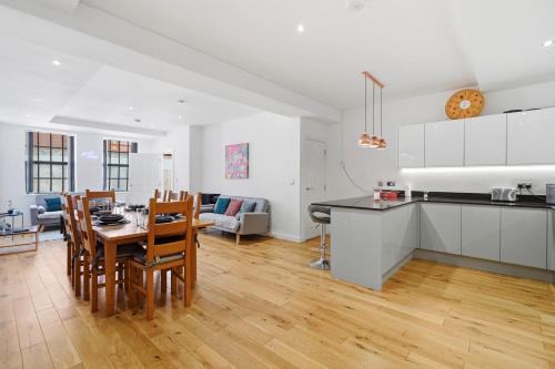 Modern house in Birmingham photo 25