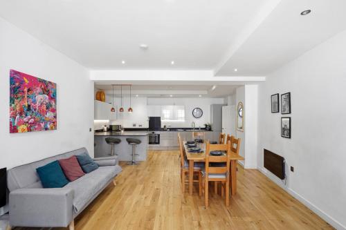 Modern house in Birmingham photo 9
