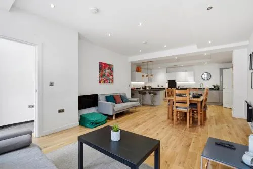 Modern house in Birmingham photo 1