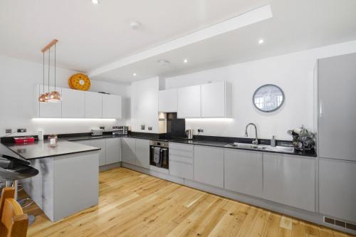 Modern house in Birmingham photo 14
