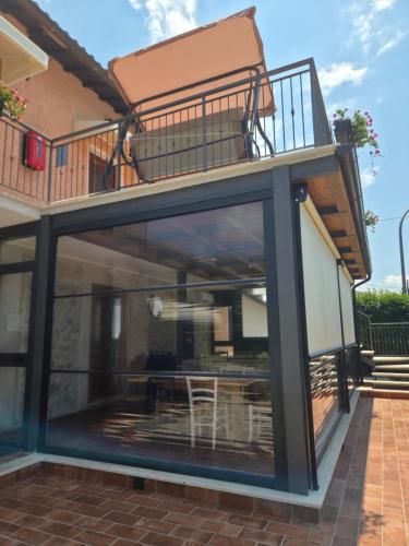 an extension to a house with a balcony at Volo Libero - Guest House in Poggio Bustone