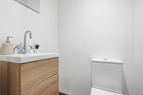 Modern home in Birmingham photo 24