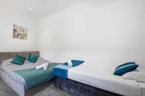 Modern home in Birmingham photo 11