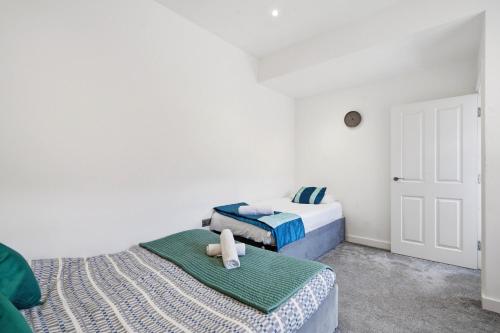 Modern home in Birmingham photo 13