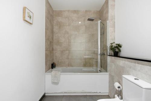 Modern home in Birmingham photo 18