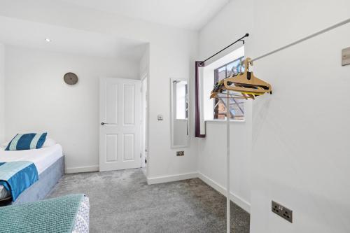 Modern home in Birmingham photo 27
