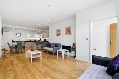 Modern home in Birmingham photo 9