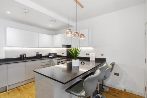 Modern home in Birmingham photo 22