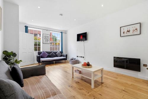 Modern home in Birmingham photo 6