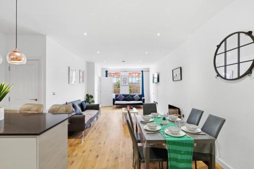 Modern home in Birmingham photo 23