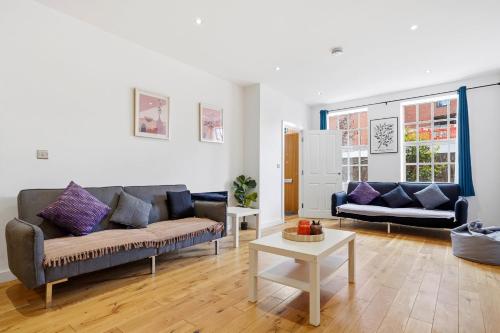 Modern home in Birmingham photo 12