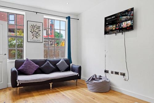 Modern home in Birmingham photo 29