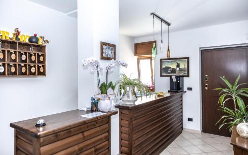a room with a wooden counter with flowers on it at River Hotel in Castel di Sangro