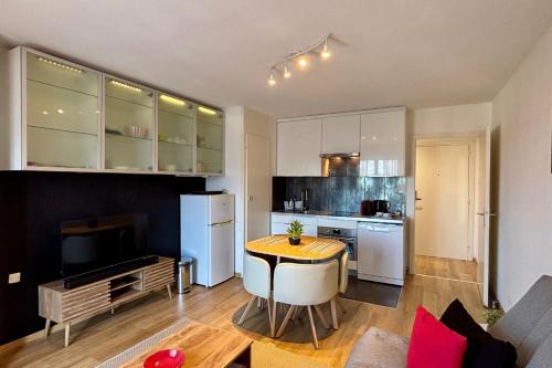 8th floor apartment with 2 balconies