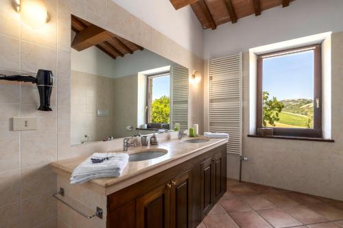 a bathroom with a sink and a large window at -Piscina privata- 10 posti letto, Wifi, AC, Garden in Ripatransone