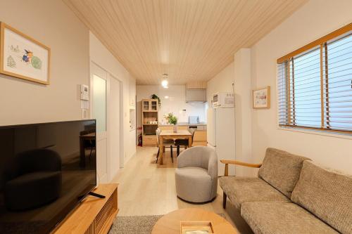 NIKYO Sugi, 5 minutes from Tengachaya Station villa in Osaka