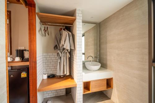a bathroom with a sink and a mirror and a sink at Baanna Place in Ban Na
