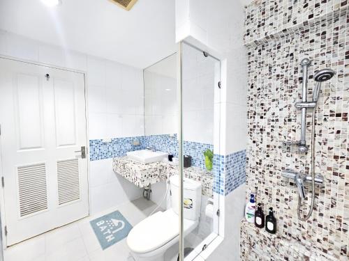 a bathroom with a shower and a toilet and a sink at The Beach Bangsaen Condo 327/30 in Ban Bang Saen (1)