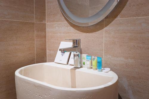 a sink in a bathroom with a mirror at نخله للوحدات السكنية 2 in Medina