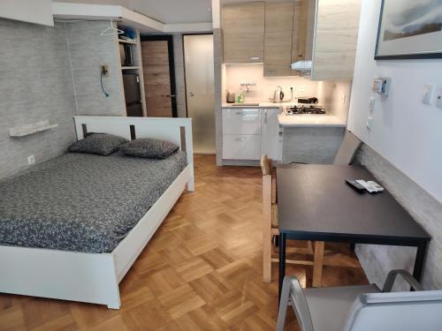 Apartment - Sleeps 8 - Balcony - Parking