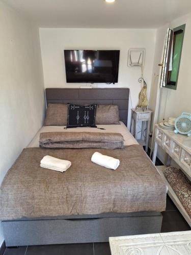 ein Schlafzimmer mit zwei Betten und einem Flachbildfernseher in der Unterkunft Marakesh in Štúrovo