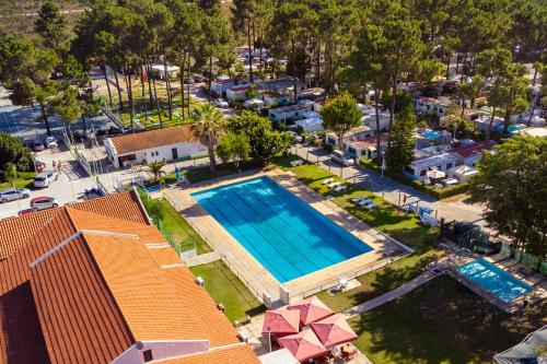 an overhead view of a swimming pool on a house at Kampaoh Sesimbra in Sesimbra