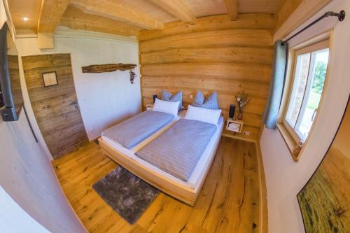 an overhead view of a bedroom in a tiny house at Chalets Waldeck - Urlaub im Fränkischen Seenland und Altmühltal in Raitenbuch