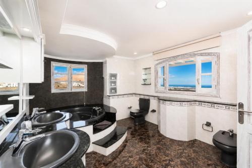 a bathroom with two sinks and a tub at Villa Oasis de Asomada in La Asomada