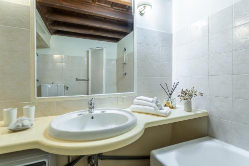 iFlat Elegant Stay in a Historic Roman Palace