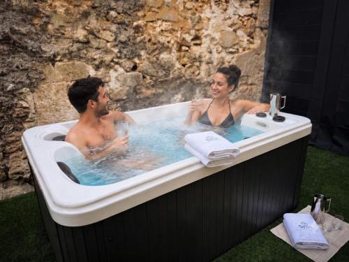 a man and a woman in a bath tub at Caporizon - La Damoiselle in Chancelade