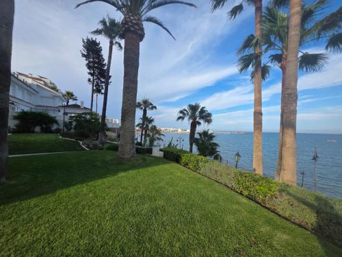 Apartamento en Benalmádena en la playa con piscina Frontal al mar