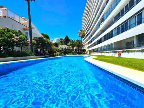 Apartamento en Benalmádena en la playa con piscina Frontal al mar