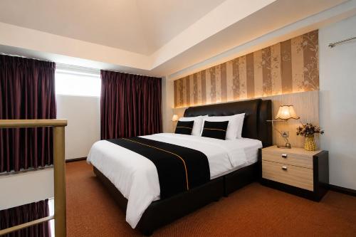 a hotel room with a large bed and a window at Collection O Near Tanjung Batu Formerly 4orty Inn in Bintulu