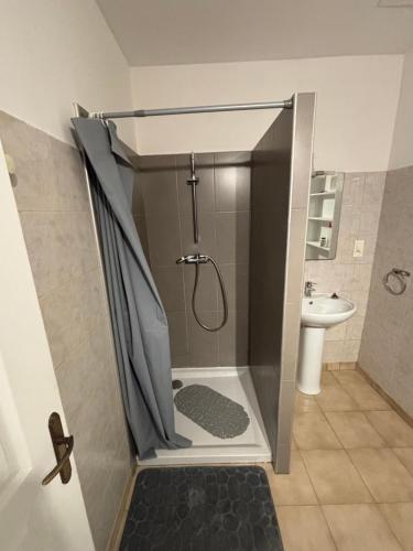 a bathroom with a shower with a shower curtain at Casa Lia in Ortiporio