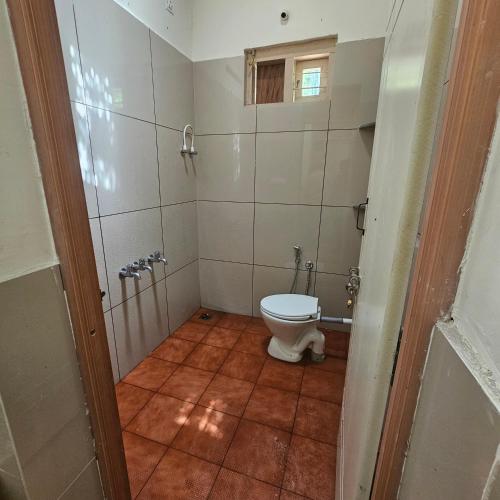 a bathroom with a toilet in a room at Thota'dha Tent Stay in SanivÄrsante
