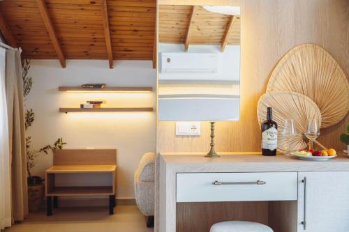 Una pequeña cocina con una mesa y una lámpara. en Arpia Hotel, en Kas