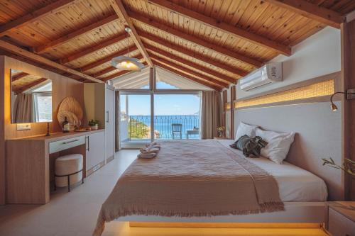 un dormitorio con una cama grande y una ventana grande en Arpia Hotel, en Kas