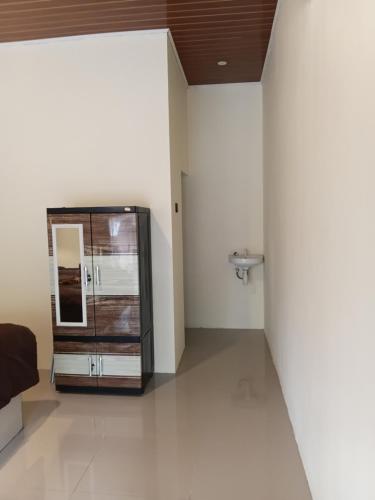 a empty room with a mirror and a sink at VIA Homestay 1 in Kuta Lombok