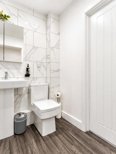 Bridge Court by Sterling Edge - Stylish 1-Bed Apartments with Balcony or Private Garden and Free Onsite Parking photo 74