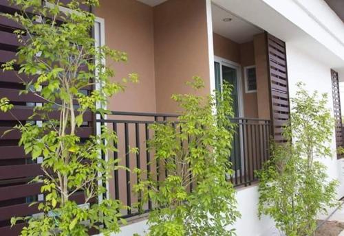 un balcone di una casa con piante di Field Town Apartment a Nakhon Nayok