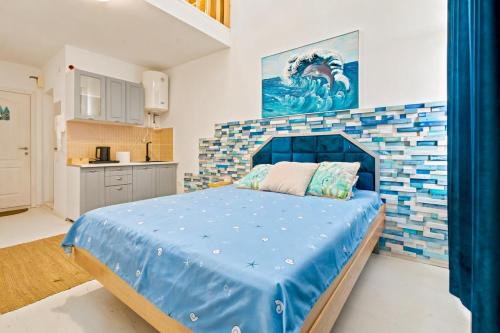 a bedroom with a blue bed in a room at Apartament Pescăruș in Schitul