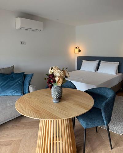 a room with a coffee table and a bed and a bed at MJ Guest House in Póvoa de Varzim