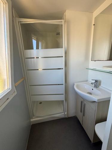 a bathroom with a shower and a sink at Camping La Sensation in Matringhem