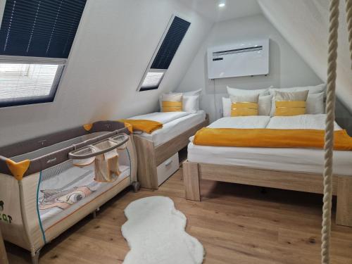 a bedroom with two beds and a crib in it at VilaMi Ferienwohnung mit Indoor Pool, Sauna, Hunde willkommen in Schönwald