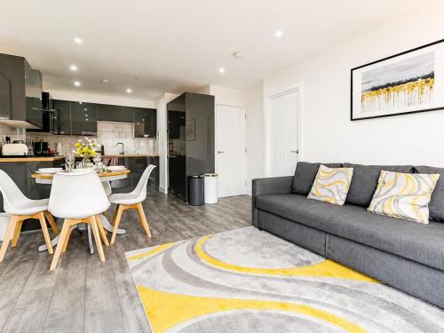 Bridge Court by Sterling Edge - Stylish 1-Bed Apartments with Balcony or Private Garden and Free Onsite Parking photo 5
