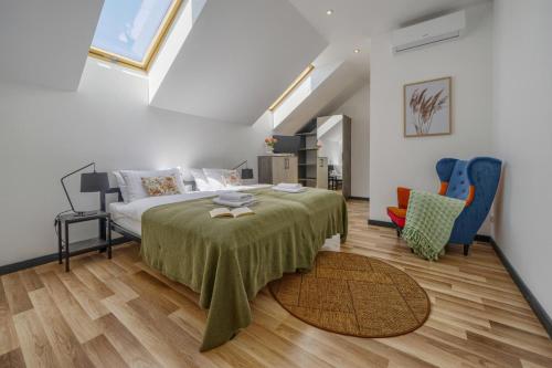 a bedroom with a bed with a green blanket at MŁYŃSKA 8 Opole-Górki in Opole