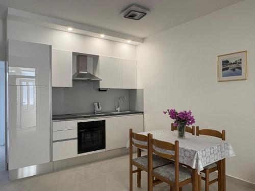 A2-apt w shared pool & balcony next to the beach